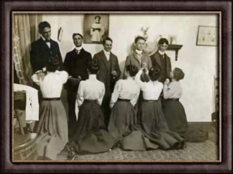 Frauen auf Knien, die Ihre Männer um Verzeihung bitten